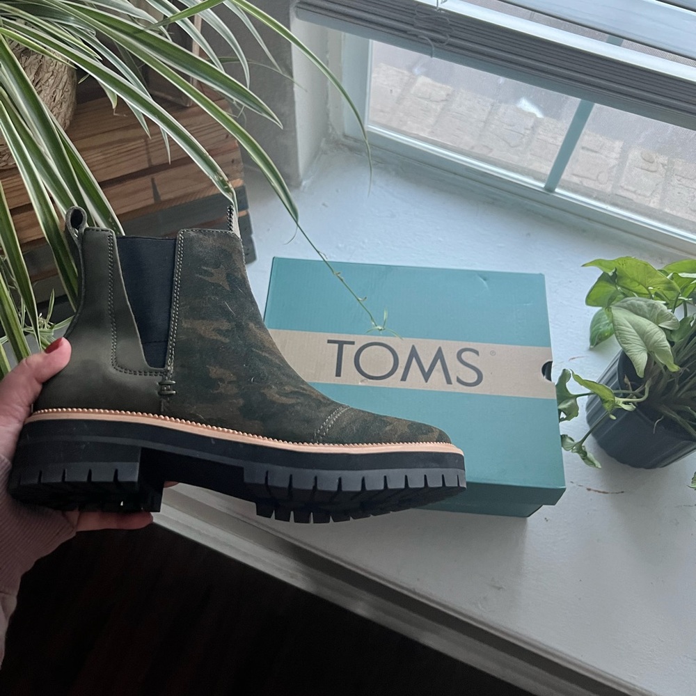 Brand new camo toms